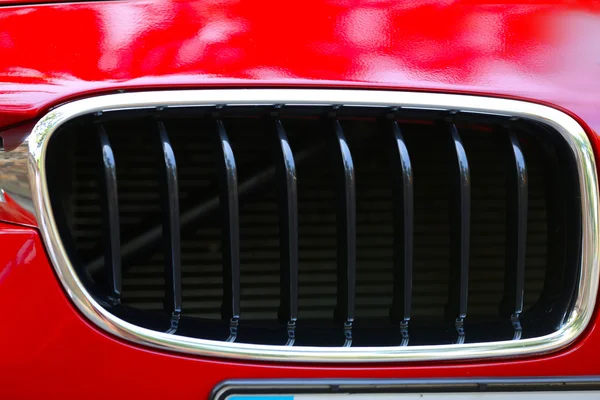 Kühlergrill des roten Autos — Stockfoto