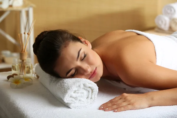 Jonge vrouw op massagetafel — Stockfoto