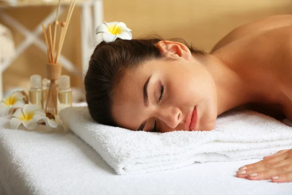 Jonge vrouw op massagetafel — Stockfoto