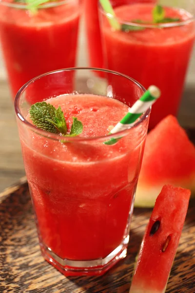 Óculos de suco de melancia na mesa de madeira, close-up — Fotografia de Stock