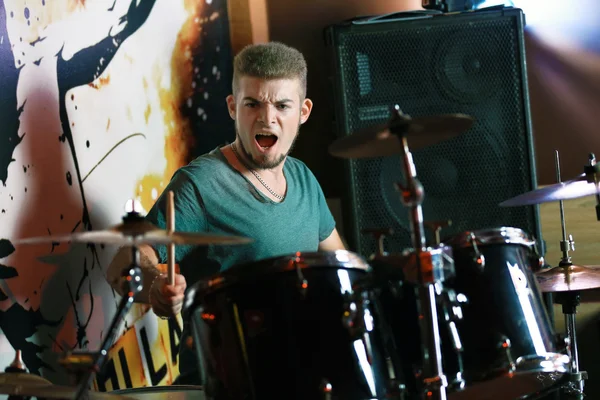Bubeník hraje na bicí — Stock fotografie