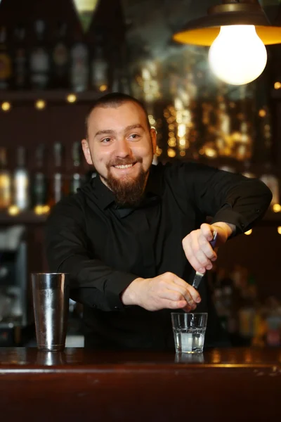 Barman fazendo coquetel — Fotografia de Stock