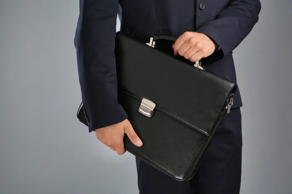 Elegante man in pak met werkmap — Stockfoto