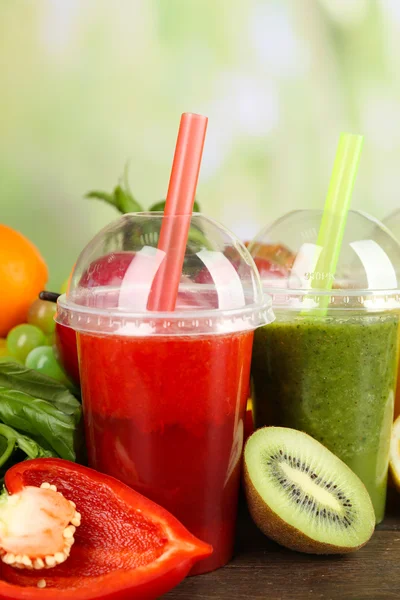 Vers sap mix fruit, gezonde dranken op houten tafel, op lichte achtergrond — Stockfoto