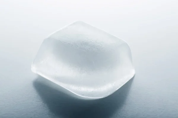 Cubo di ghiaccio opaco su sfondo grigio chiaro — Foto Stock