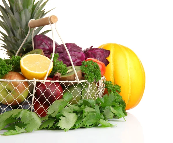 Сочные фрукты и вкусные овощи, изолированные на белом — стоковое фото