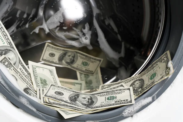 Geld in de wasmachine — Stockfoto