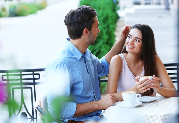 Jong paar in straat café — Stockfoto