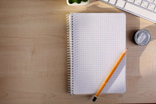 Witte toetsenbord en notebook — Stockfoto