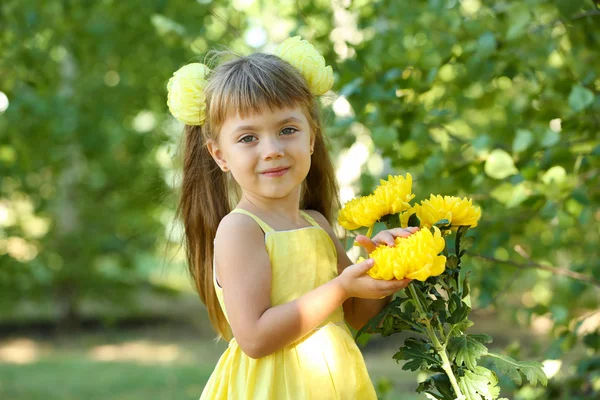 Petite fille avec des fleurs — Photo