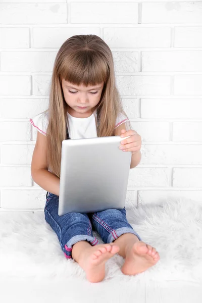 Little girl with tablet — Stock Photo, Image