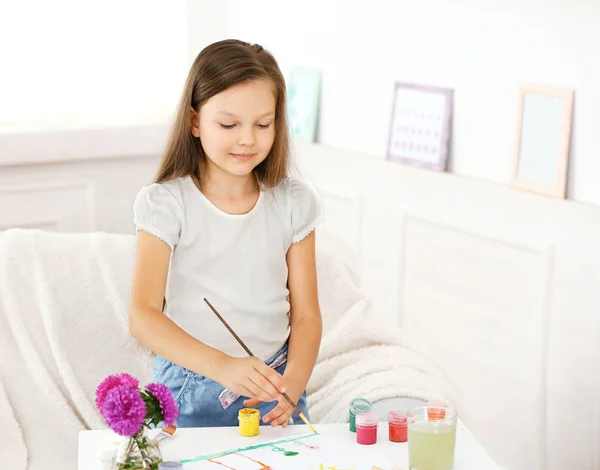 Schattig klein meisje schilderij foto — Stockfoto