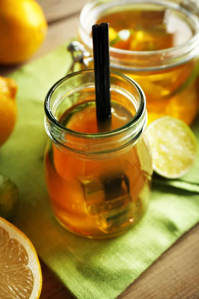 Té helado con limón sobre fondo de madera — Foto de Stock