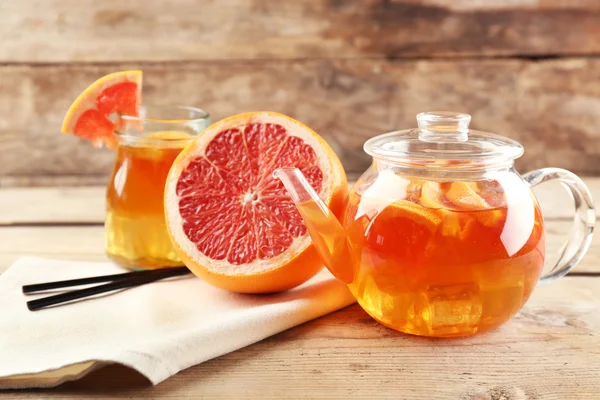 Iced tea with lemon and grapefruit on wooden background — Stock Photo, Image