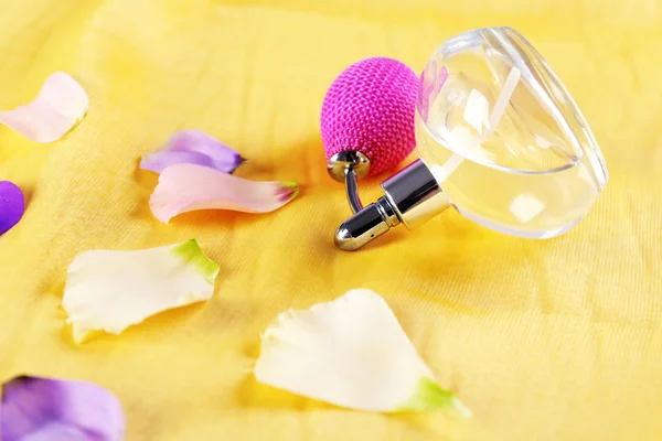 Bottle of perfume and rose petals — Stock Photo, Image