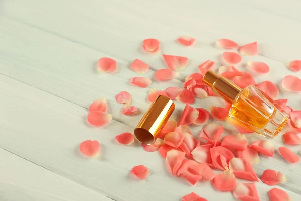 Bottle of perfume and flowers petals — Stock Photo, Image