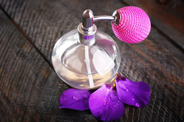 Garrafa de perfume e pétalas de flores — Fotografia de Stock