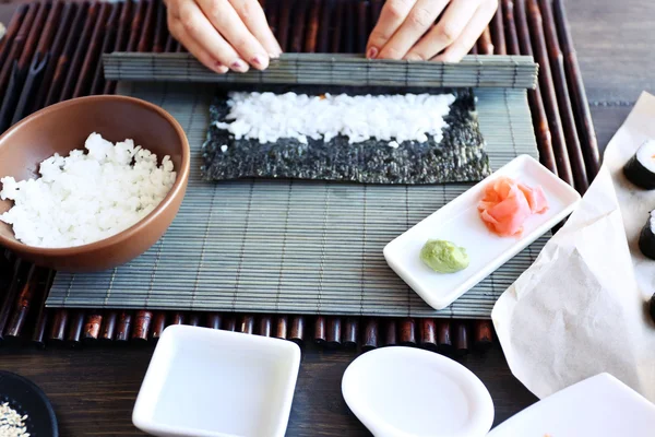 Proces van het maken van sushi — Stockfoto