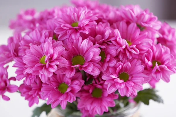 Schöne Blumen in der Vase — Stockfoto