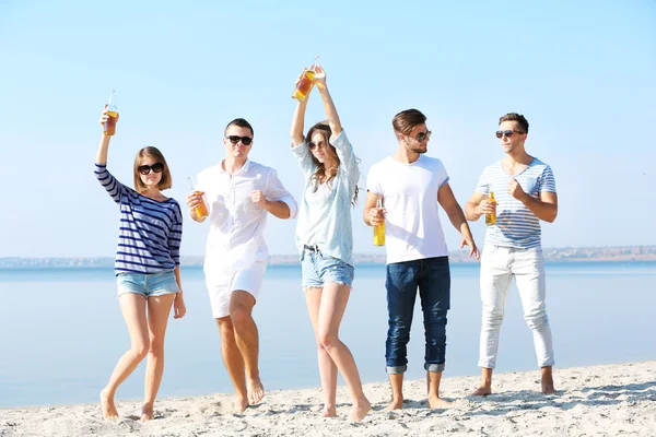 Mooie jonge mensen met bier — Stockfoto