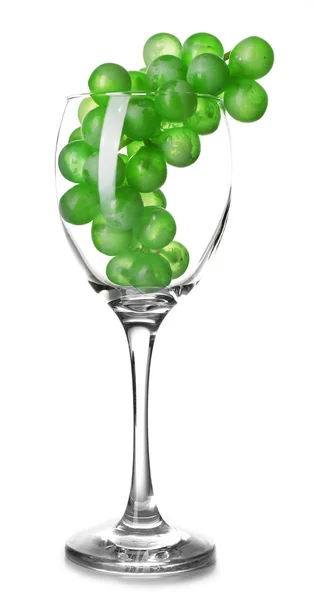 Ren vinglas med druvor, isolerad på vit — Stockfoto