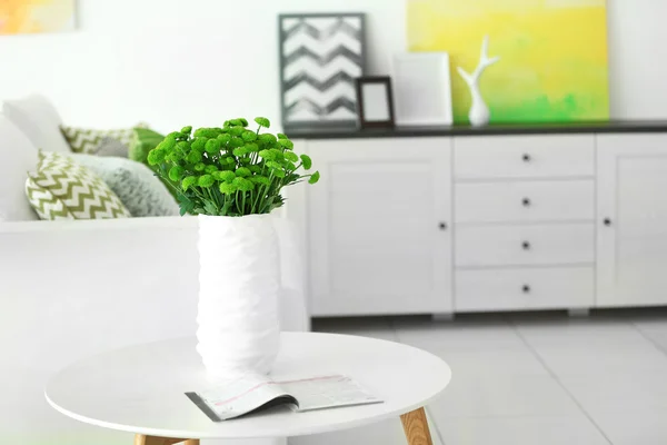 Beautiful green chrysanthemums in vase on table in room — Stock Photo, Image