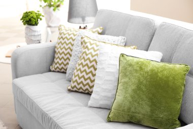 Kanepe ile renkli yastıklar