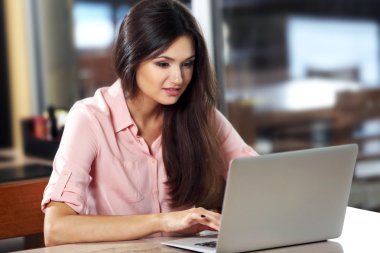 Dizüstü bilgisayarla çalışan kadın 