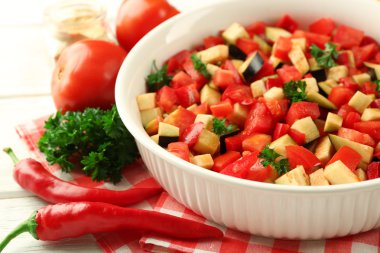 Ratatouille pişirme ve maddeler, ahşap arka plan üzerinde önce