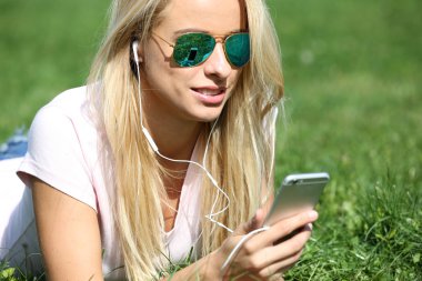 kulaklık ve smartphone kadın ile