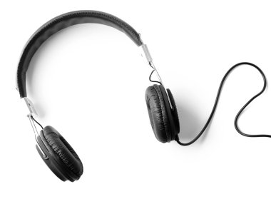 Siyah kulaklıklar beyaza izole edilmiş.