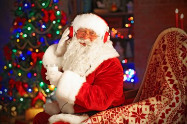 Noel Baba ile kulaklıklar oturan