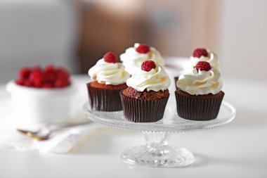 Krem ve ahududu tablo ile güzel çikolata cupcakes