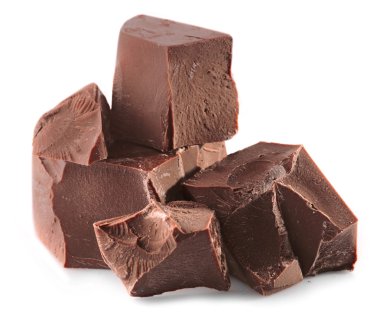 Sütlü çikolata parçaları üzerinde beyaz izole