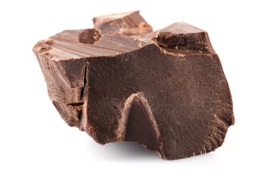 Siyah çikolata parçası üzerinde beyaz izole