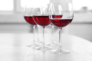 Tablo parlak arka plan üzerinde kırmızı şarap gözlük