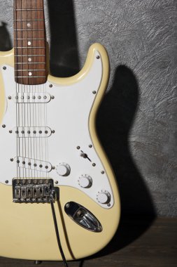 Gitarın gövdesi gri arka plan üzerinde