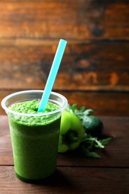 Ahşap arka plan üzerinde taze sebze suyu