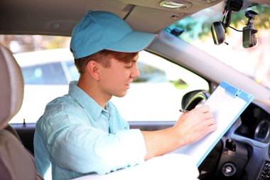 Pizza servis elemanı arabada