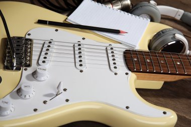 Kulaklıklı elektro gitar.