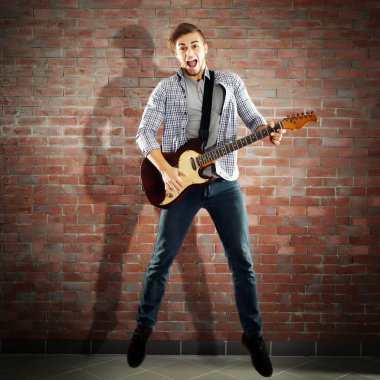 Gitar çalan genç adam