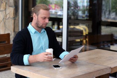 Genç çekici işadamı Öğle Yemeği 