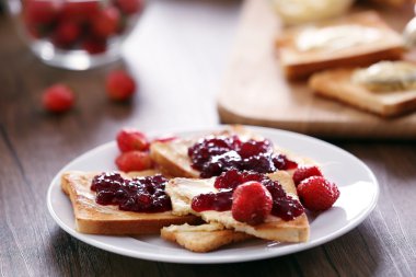 Tablo için kahvaltı tost ve reçel, yakın çekim