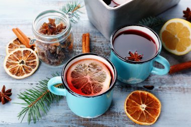 Lezzetli mulled şarap ve baharat, mavi ahşap arka plan üzerinde yakın çekim