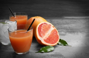 Buz ve ahşap zemin üzerine taze meyve narenciye suyu