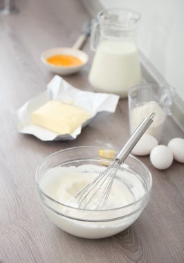 Tereyağlı krema üzerinde mutfak pişirme