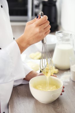 Tereyağlı krema yemek