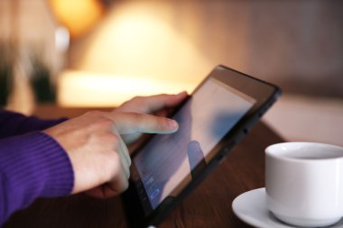 Genç adam onun tablet PC'yi kullanma