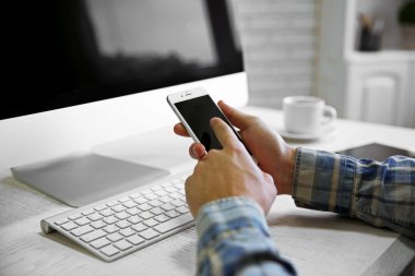 onun telefon ve bilgisayar kullanarak iş adamı