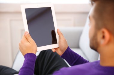 Genç adam onun tablet PC'yi kullanma